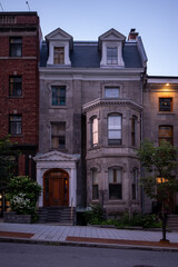 Obraz premium Beautiful old buildings on Peel Street in Montreal.