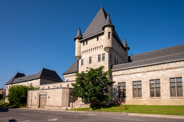 Obraz premium McTavish Reservoir buildings on McGill University campus.