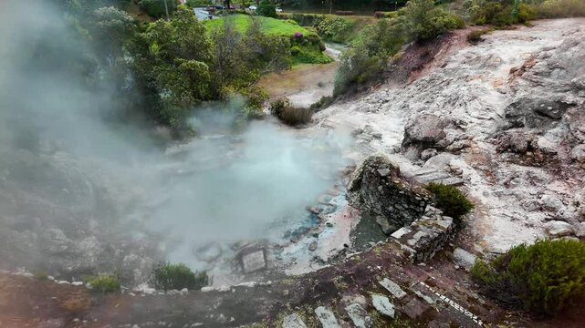 Video showing the Caldeira de Asmodeu, a pond with boiling water in the center of Furnas