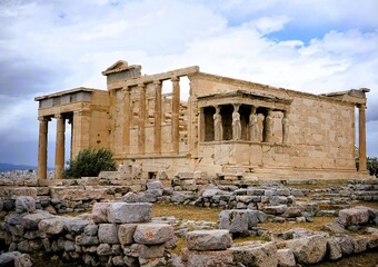 Obraz premium Athens, Greece, 08.26.2024: Famous marble statutes on The Porch of the Caryatids in the Erechtheum on the hill of the Acropolis of Athens in Greece, Sightseeing and vacation in Griechenland