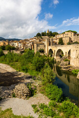 Fototapeta premium Village médiéval de Besalú en Espagne dominé par château comtal depuis le pont fortifié sur le fleuve Fluvià
