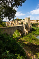 Pont fortifié du XIe siècle traversant le fleuve Fluvià, symbole de la ville de Besalú en Espagne