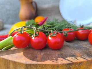 Ripe cherry tomatoes on a chopping board. high-quality photo