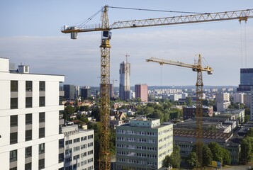 Budowa nowoczesnych  apartamentowców w centrum miasta, plac budowy.