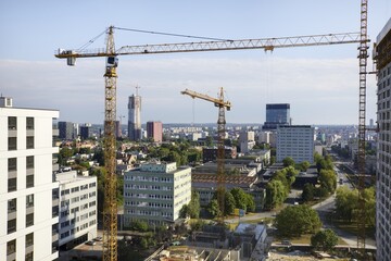 Budowa nowoczesnych  apartamentowców w centrum miasta, plac budowy. © arteffect.pl