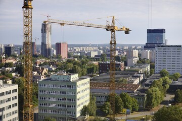 Budowa nowoczesnych  apartamentowców w centrum miasta, plac budowy. © arteffect.pl