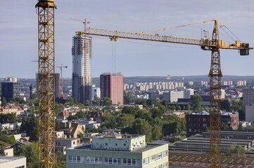 Budowa nowoczesnych  apartamentowców w centrum miasta, plac budowy. © arteffect.pl
