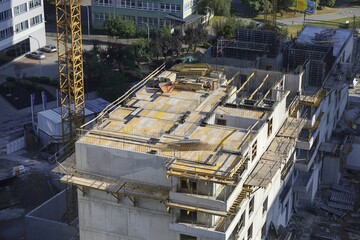 Budowa nowoczesnych  apartamentowców w centrum miasta, plac budowy. © arteffect.pl