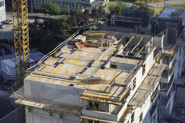 Budowa nowoczesnych  apartamentowców w centrum miasta, plac budowy. © arteffect.pl