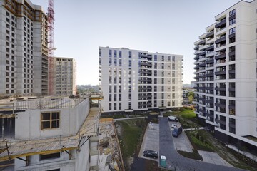 Budowa nowoczesnych  apartamentowców w centrum miasta, plac budowy. © arteffect.pl