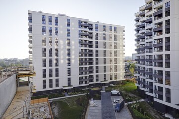 Budowa nowoczesnych  apartamentowców w centrum miasta, plac budowy. © arteffect.pl