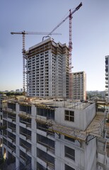 Budowa nowoczesnych  apartamentowców w centrum miasta, plac budowy. © arteffect.pl