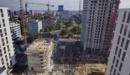 Budowa nowoczesnych  apartamentowców w centrum miasta, plac budowy. © arteffect.pl