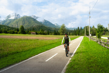 Obraz premium Mann mit Bart Fahrradhelm und kurzer Hose fährt mit seinem Fahrrad im Nationalpark Triglav in Slowenien