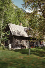 Einsames Holzhaus im Nationalpark Triglav in Slowenien