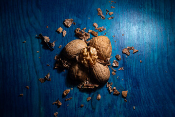 Comida. Nueces Chandler apiladas, una abierta arriba.