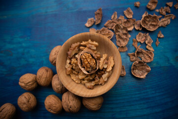 Comida. Nuez Chandler. Tazón de madera con nueces trozadas. Cenital.