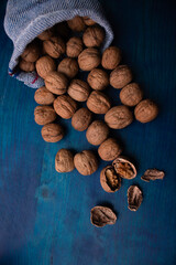 Comida. Nuez Chandler. Saco caído con nueces. Cenital.