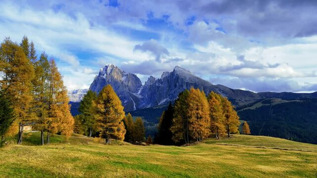 Drohnenpanorama &uuml;ber die einzigartige Seiser Alm in den italienischen Dolomiten