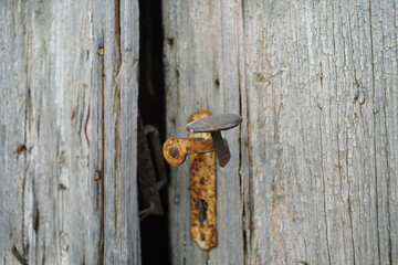 Οld rusty handle on an wooden door 