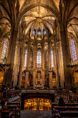 Obraz premium Inside Barcelona's famous gothic cathedral.