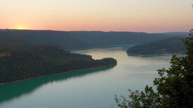 les m&eacute;andres d'un lac entre montagnes du Jura sous un coucher de soleil