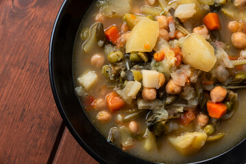 Primo piano di un piatto di minestrone di verdure miste, alimentazione biologica 
