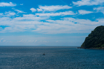 夏の海と船