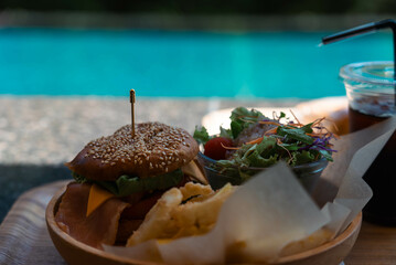 ハンバーグと外でのランチ