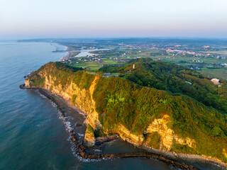 夜明けの太東埼灯台※奥は勝浦市方向（千葉県いすみ市）