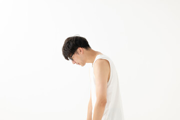 Obraz premium タンクトップを着た猫背の男性