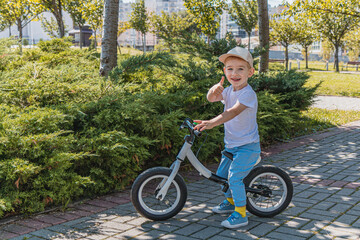 Naklejka premium A playful little boy poses for a photo on a walk with his dad