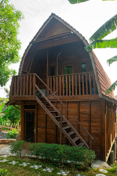 Minimalist houde made of Wood