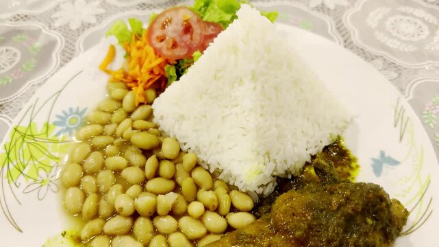 Video 4K de comida peruana, gallina guisada con frejoles y arroz