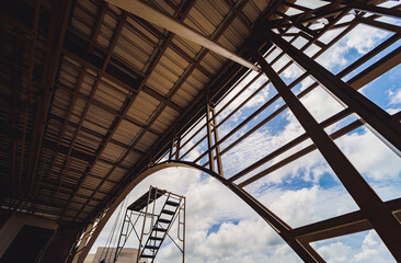 Obraz premium A structure featuring wooden slats on construction site contributing to its architectural style