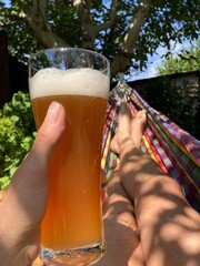 Kufel piwa w dłoni relaks w hamaku  © Maciej G. Szling