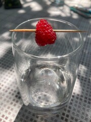 Koszyk malin, owoce, lato pyszne smakołyki