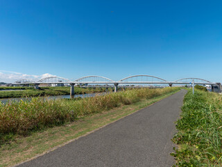 Fototapeta premium 大和川リバーサイドサイクルライン沿いの景色
