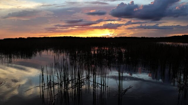Vibrante atardecer y su reflejo en una laguna de M&eacute;xico con un paneo vertical 
