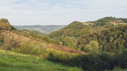 Naklejka premium Landscape view of green mountains and hills during summer 