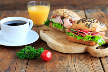 belegte Brötchen mit Kaffee und Orangensaft