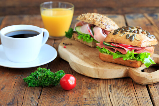 belegte Br&ouml;tchen mit Kaffee und Orangensaft