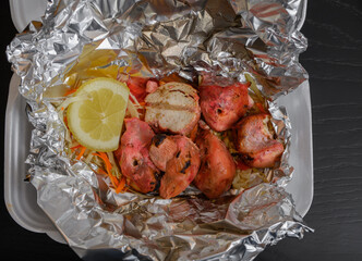 Dieta pudełkowa, jedzenie zapakowane na wynos, resztki z obiadu w restauracji  © Paweł Kacperek