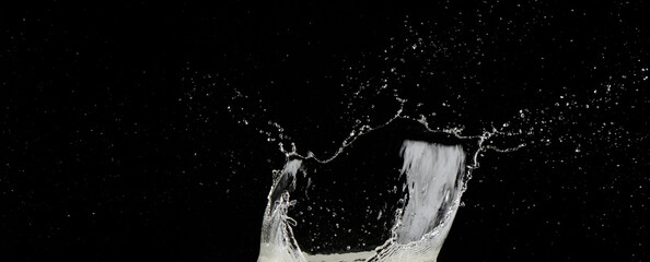 Splash o salpicaduras de agua sobre fondo negro