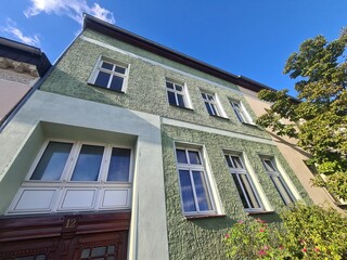 wunderschöne Häuserfassadenarchitektur mit blauem Himmel in Bernau bei Berlin - für Themen rund um Gentrifizierung, Leben in Bernau, Mietthemen und mehr