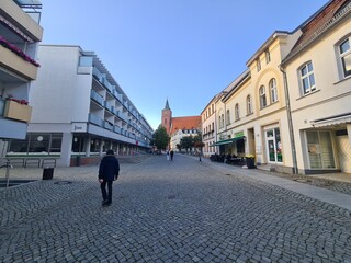 Naklejka premium Gehweg mit blauem Himmel und der Sankt - Marien - Kirche im Hintergrund - Stadtzentrum von Bernau bei Berlin, Brandenburg
