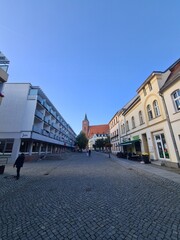 Naklejka premium Gehweg mit blauem Himmel und der Sankt - Marien - Kirche im Hintergrund - Stadtzentrum von Bernau bei Berlin, Brandenburg