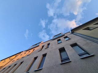 wunderschöne Wohnungsfassade mit strahlend blauem Himmel in Bernau bei Berlin (Brandenburg) - für Themen rund ums Leben in Bernau, Mietthemen, Gentrifizierung und mehr