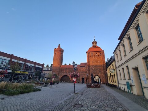 Blick &uuml;ber den Hauptplatz mit Steintor und Hungerturm bei beginnendem Sonnenuntergang in Bernau bei Berlin, Brandenburg