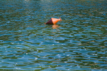 Eine kegelförmige Boje (nautic sea buoy) auf dem Wasser